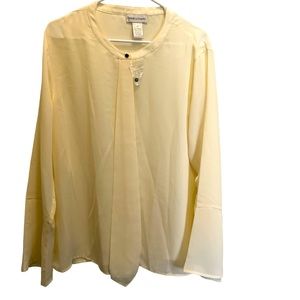 Women’s blouse. 1X. Cream.
